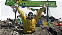 Entrez un titre deUn Torontois amputé des deux jambes gravit le Kilimandjaro billet