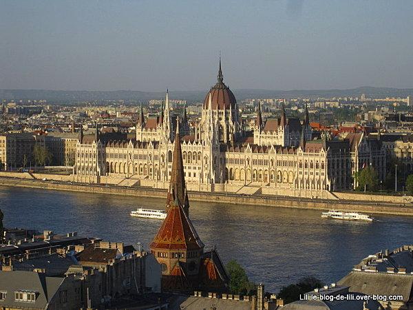 Un week-end prolongé à Budapest : côté pratique et premières impressions Vue-sur-le-Parlement-de-Budapest.JPG