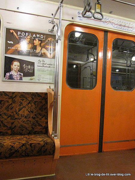 Un week-end prolongé à Budapest : côté pratique et premières impressions Budapest-metro-ancien.JPG