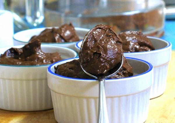 mousse au chocolat cru aux superaliments pour super forme