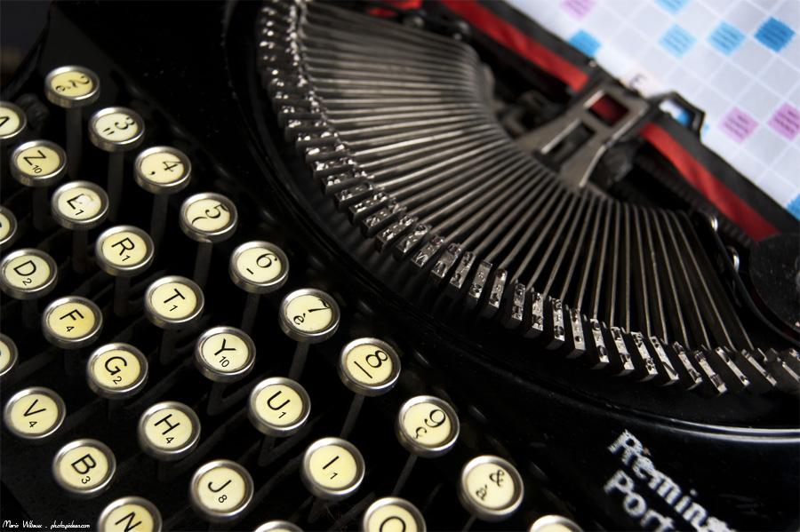 Photomontage machine a ecrire remington portable scrabble