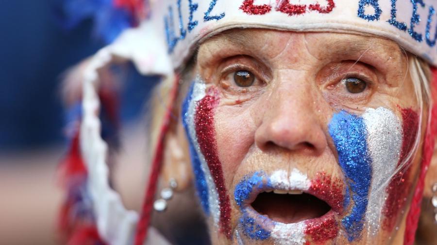 Allez les Bleus ! img Src: meltybuzz.fr euro 2012 france supporter fan ukraine pologne Euro de football 2012 | Au delà des matchs #5 : Supporters de l’Euro