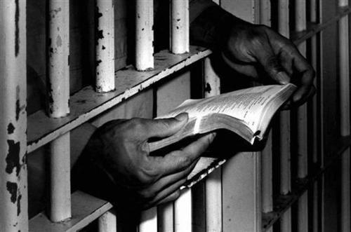 Un livre lu vaut quatre jours de prison en moins …