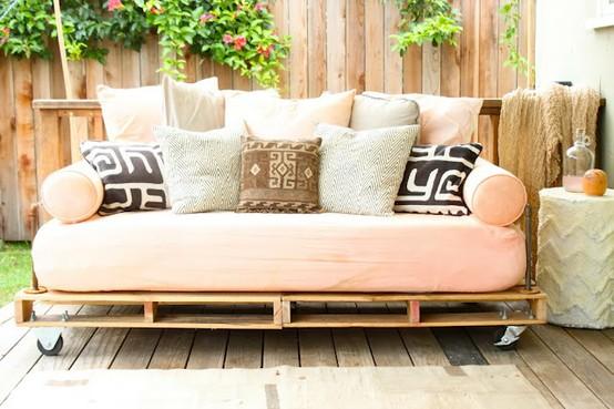 Palettes : idées déco pour un canapé outdoor