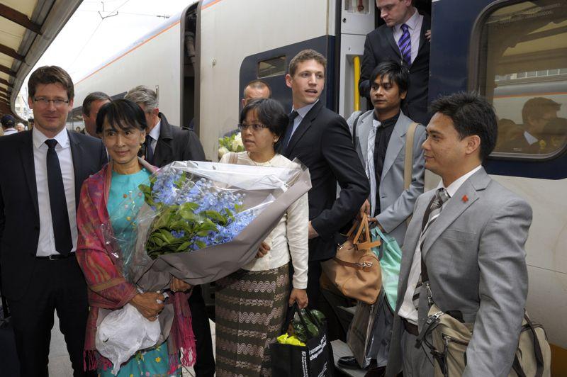Aung San Suu Kyi est arrivée mardi en début d'après-midi gare du Nord à Paris, en provenance de Londres. Elle a été reçue à sa descente de TGV par le ministre délégué au Développement, Pascal Canfin (<i></div>à gauche</i>).