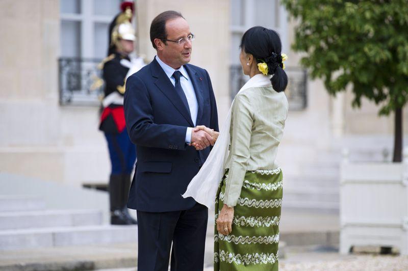 L'étape française du voyage de la «Dame de Rangoun» a commencé par l'Élysée, où elle a été reçue par François Hollande avec les honneurs habituellement réservés aux chefs d'État.