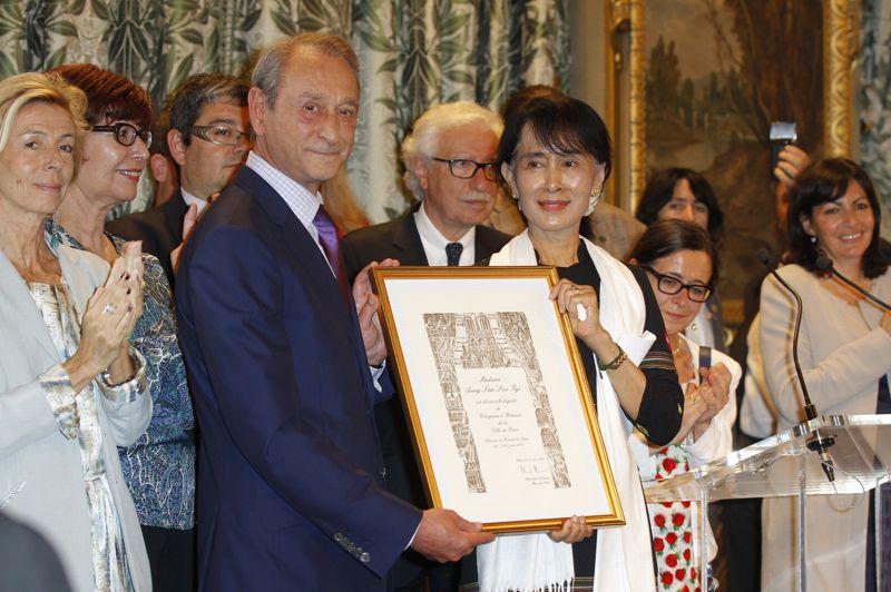 Mercredi, après un entretien privé avec le maire de Paris, Bertrand Delanoë, et une rencontre avec la communauté birmane de Paris, la lauréate du prix Nobel a reçu son diplôme de Citoyenne d'honneur de la Ville de Paris.
