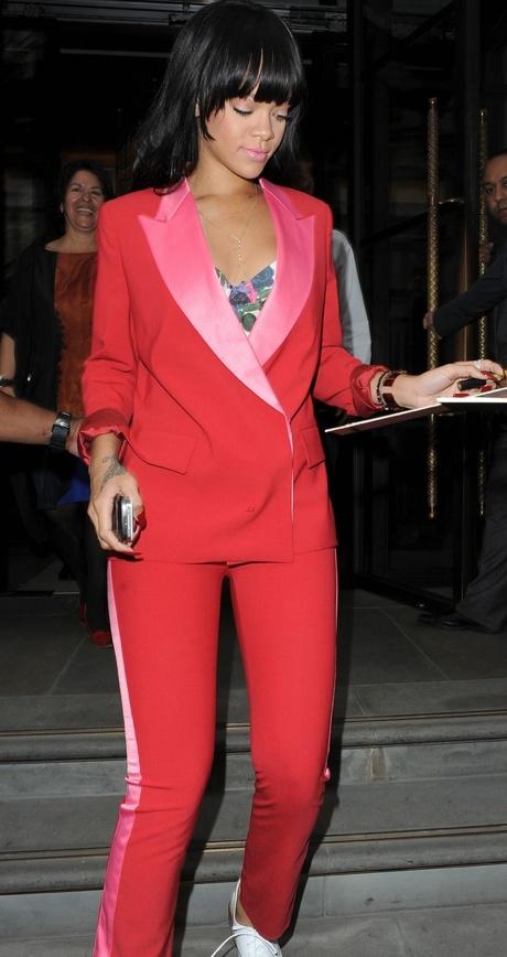Dérapage : Rihanna en smoking rouge et rose!