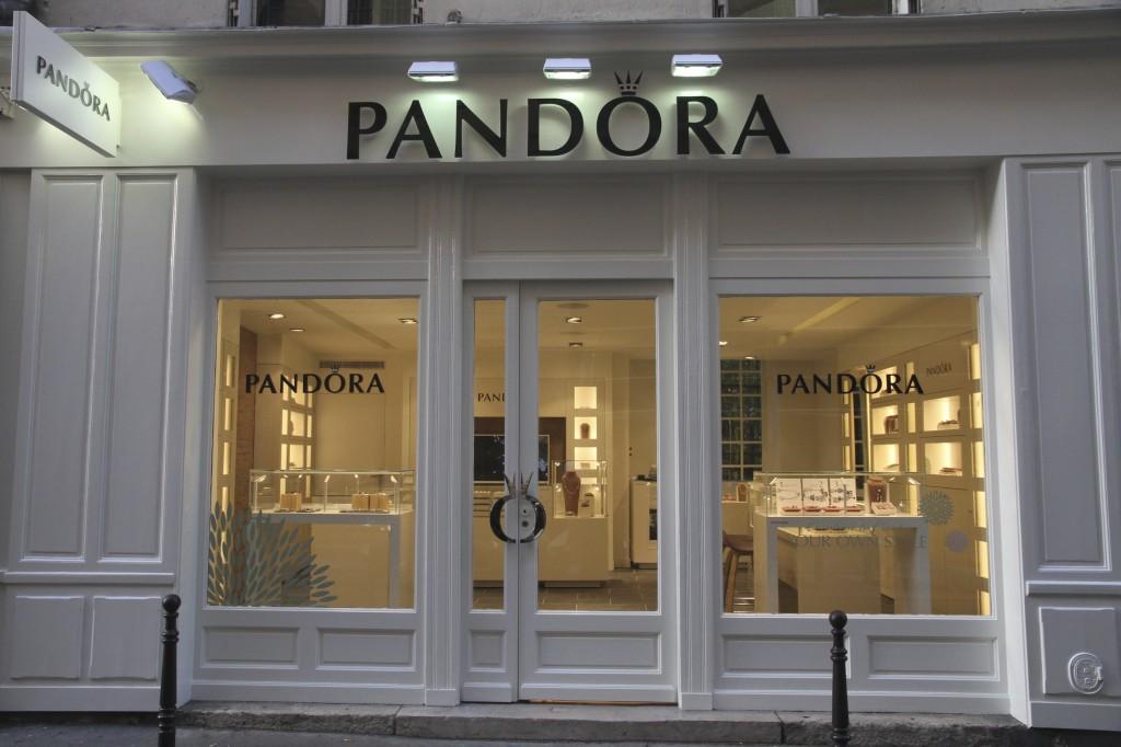 Vitrine de la Boutique Pandora Paris Les bijoux Pandora arrivent (enfin) en France !
