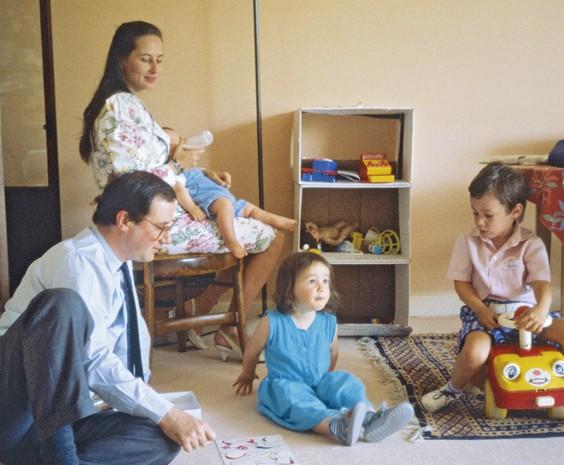 Ségolène¨ROYAL et François HOLLANDE avec leurs enfants Clémence (2 ans), Thomas (3 ans) et Julien (6 mois), au biberon. 