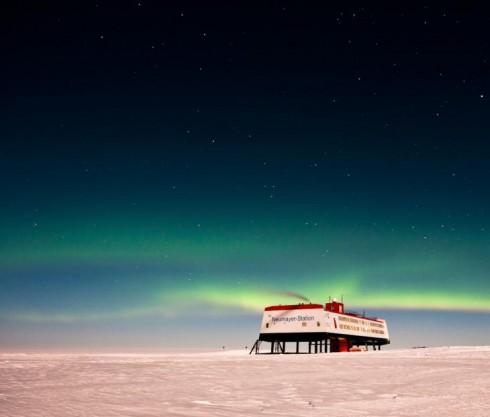 Stefan-Christmann-_SC79120_1341161020_lg Aurore australe dans le ciel Antarctique, au-dessus de la base Neumayer