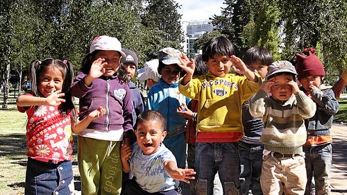 Ninos jugando Comment faire pour avoir un enfant bilingue ?
