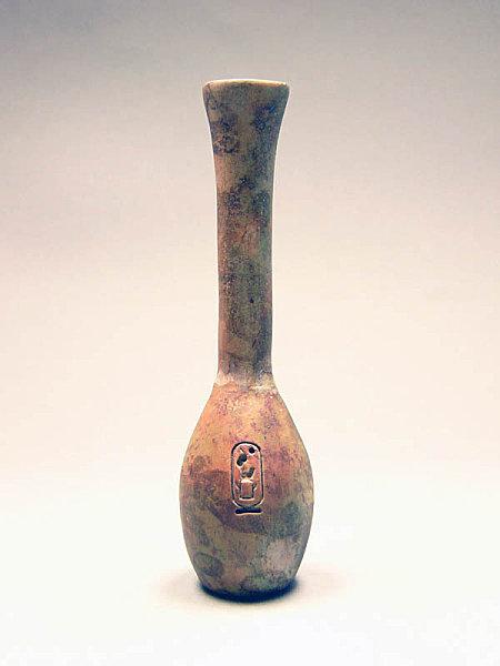 Les vases de pierre dure, un artisanat de luxe !... (7) en Égypte ancienne ! Parfumflakon.jpg