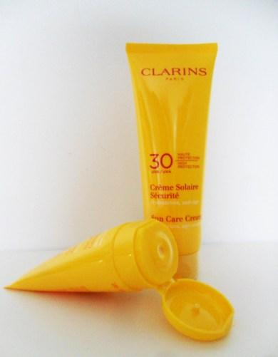 Indispensable de l’été : les crèmes solaires Clarins