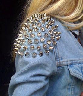 Veste en jean customisée avec des pics Untitled+1 Customisation: les clous et pics