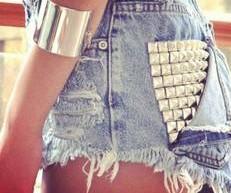 Short customisé avec des clous Untitled+8 Customisation: les clous et pics