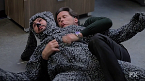 Critiques Séries : Wilfred (US). Saison 2. Episode 3. Dignity. vlcsnap-2012-07-06-14h22m39s246.png