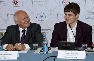 L'arbitre en chef Andrzej Filipowicz, et le n°1 au Elo Magnus Carlsen  