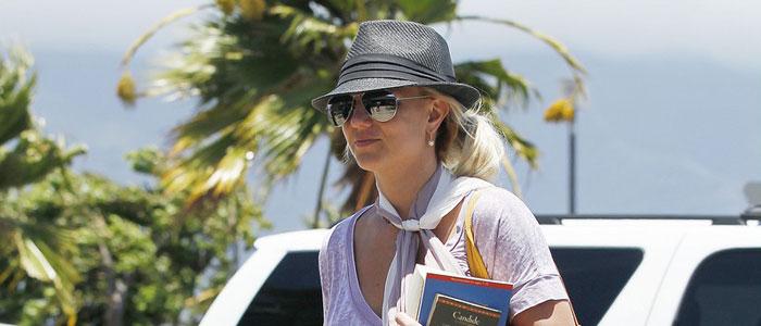 photos-britney-et-sa-famille-a-l-aeroport-d-hawaii-06-07-12 photos-britney-et-sa-famille-a-l-aeroport-d-hawaii-06-07-12