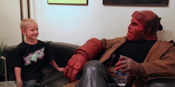 Ron Perlman se glisse dans le costume d’Hellboy pour un petit garçon …