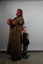 Ron Perlman se glisse dans le costume d’Hellboy pour un petit garçon …