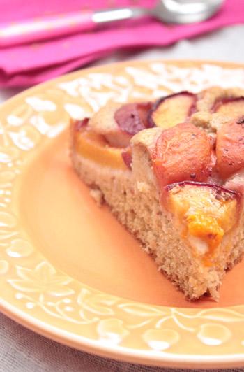 Gâteau végétal aux fruits d'été et épices chaï