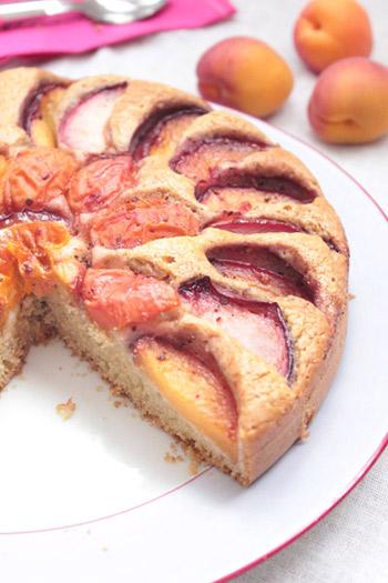 Gâteau végétal aux fruits d'été et épices chaï