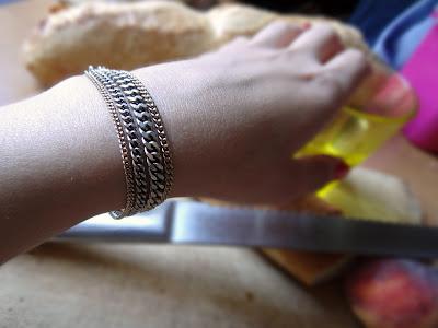 Une tartine et un bracelet, svp. Une tartine et un bracelet, svp.