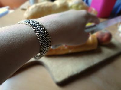Une tartine et un bracelet, svp. Une tartine et un bracelet, svp.