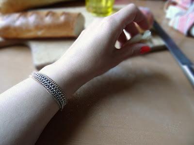 Une tartine et un bracelet, svp. Une tartine et un bracelet, svp.