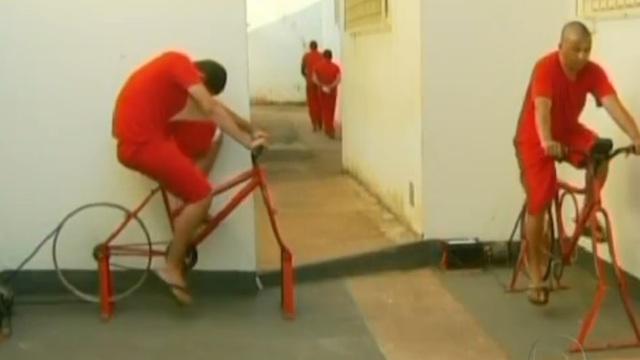 Ces prisonniers qui font du vélo pour allumer des lampadaires Ces prisonniers qui font du vélo pour allumer des lampadaires