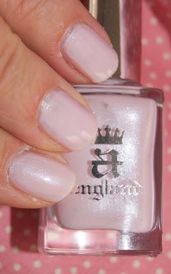 Iseult de A ENGLAND, pour avoir des ongles de princesse. Iseult de A ENGLAND, pour avoir des ongles de princesse.