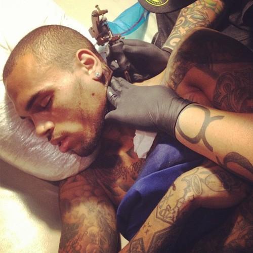 chris brown tattoo tatwe skinkd