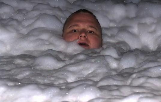 Kim Schmitz Bubble bath Kim Dotcom veut bien aller aux Etats-Unis