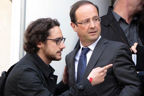 Thomas Hollande montre la direction à..François Hollande