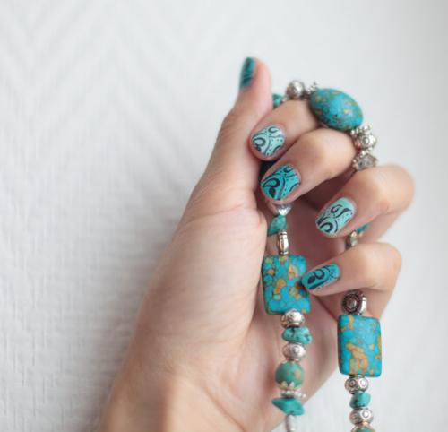 ~ Vernis mint et turquoise + stamping nailart ~