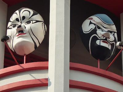 Tu sais que tu es à Singapour (quand des masques s'affichent sur une façade d'immeuble)