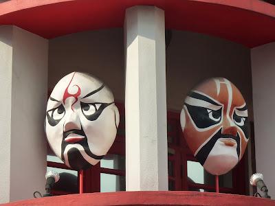 Tu sais que tu es à Singapour (quand des masques s'affichent sur une façade d'immeuble)