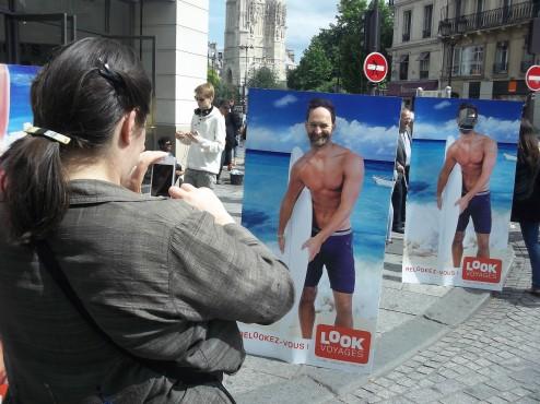 urban act Evénementiel : Look Voyage relooke les passants parisiens en vacanciers