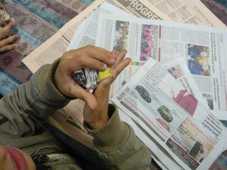 Brico Kids : Oiseaux de plâtre papier mâché - mettre le journal en boule