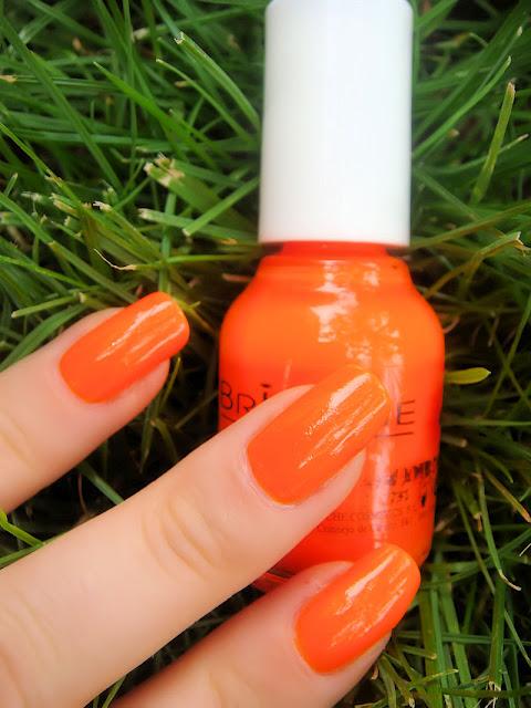 Du orange Néon on my nails