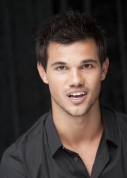 Nouveaux portraits de Taylor Lautner au Comic Con