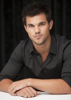 Nouveaux portraits de Taylor Lautner au Comic Con