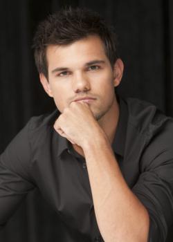 Nouveaux portraits de Taylor Lautner au Comic Con