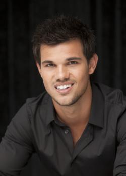 Nouveaux portraits de Taylor Lautner au Comic Con