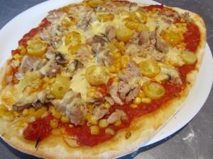 pizza thon, maïs et tomates jaunes