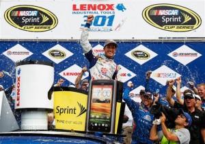 2012 New Hampshire July NASCAR Sprint Cup Kasey Kahne Victory Lane 300x210 Kasey Kahne remporte le Lenox en Sprint Cup