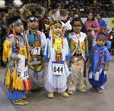 LE SYSTÈME CONTRE KOKOPELLI pow_wow-kahnawake-enfants.jpg