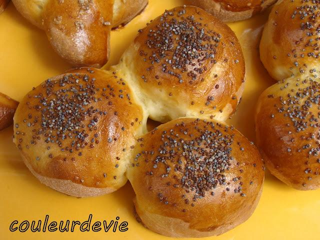 Trio de petits pains briochés au pavot, aux olives et à la fleur de sel