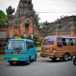 Temples et bémos (minibus pour le transport en commun) (Ubud, Bali, Indonésie)